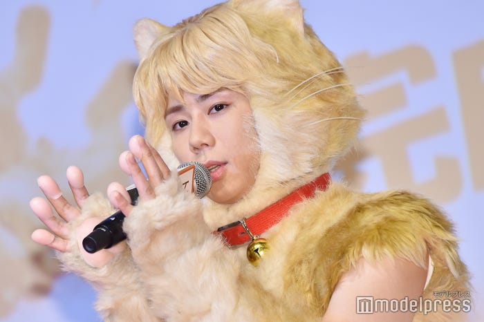 マイクを持つ手を開いて肉球を見せようとする北山宏光 (C)モデルプレス