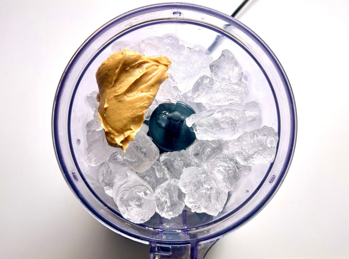 フードプロセッサーに氷とピーナッツバターを入れる