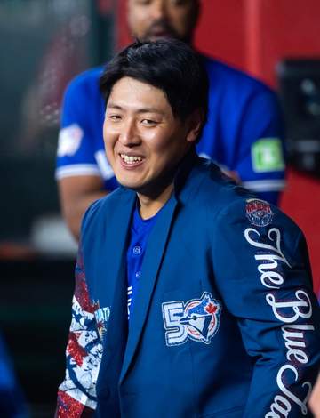 岡本和真が6試合ぶりの6号アーチ！追いつかれた直後に勝ち越し弾 ホームランジャケット着せられて笑み→2打席連発で5月絶好のスタートに