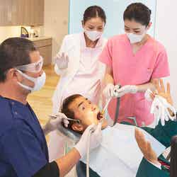 『笑顔の向こうに』より（C）公益社団法人日本歯科医師会