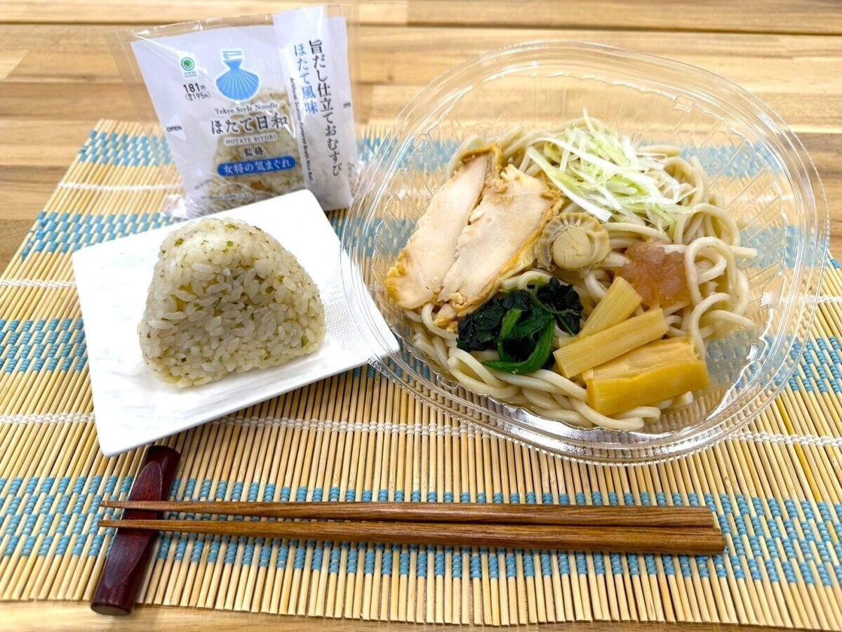冷製和え麺とおむすび、箸が並べられた俯瞰
