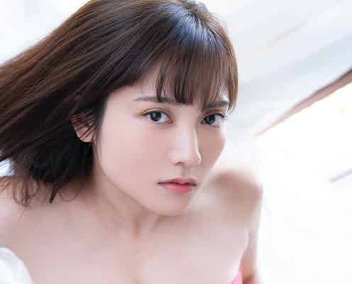 桃月なしこ、チューブトップ水着で美バストがSEXY “親に紹介したい彼女”な一面も