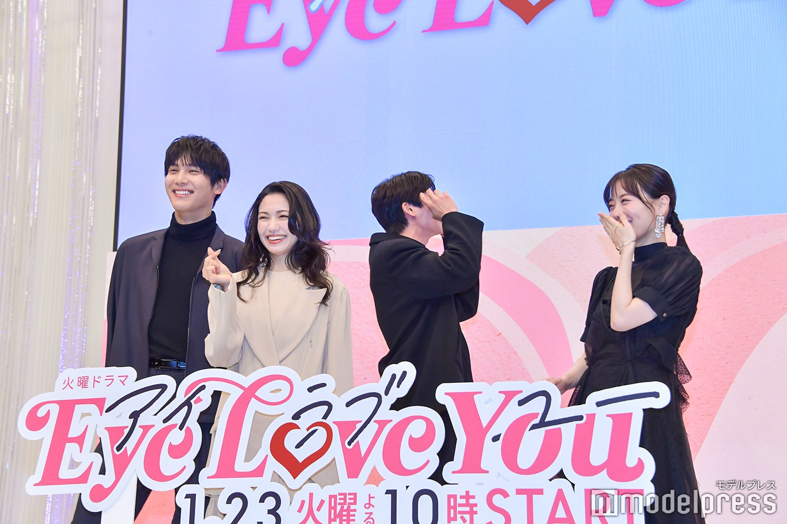 照れるチェ・ジョンヒョプ（左から3番目）、中川大志、二階堂ふみ、山下美月（C）モデルプレス