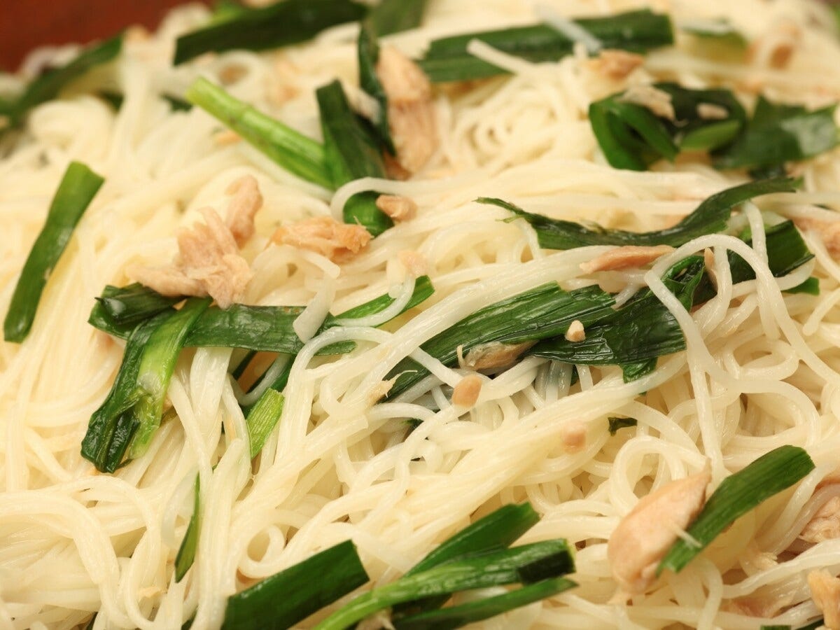 沖縄の台風食、ソーメンチャンプルー。軽くゆでたソーメンにツナ缶を合わせて炒めるだけでおいしい （C）OCVB