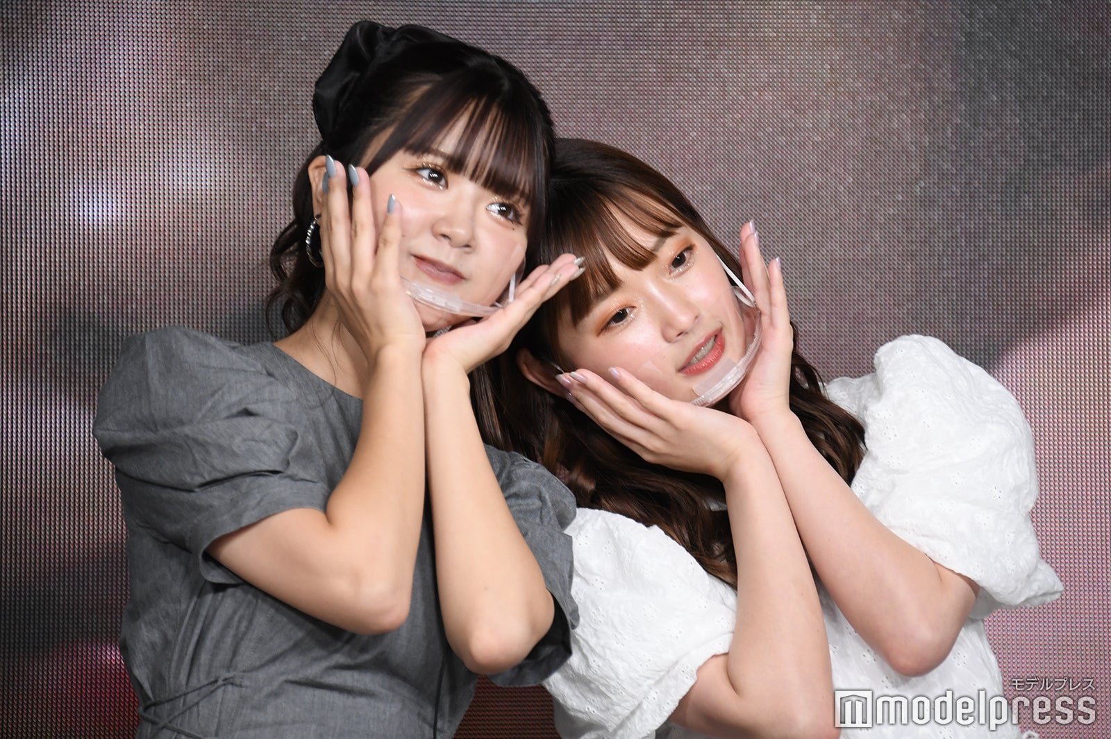 小顔ポーズを実践する高梨優佳、夢咲ももな （C）モデルプレス