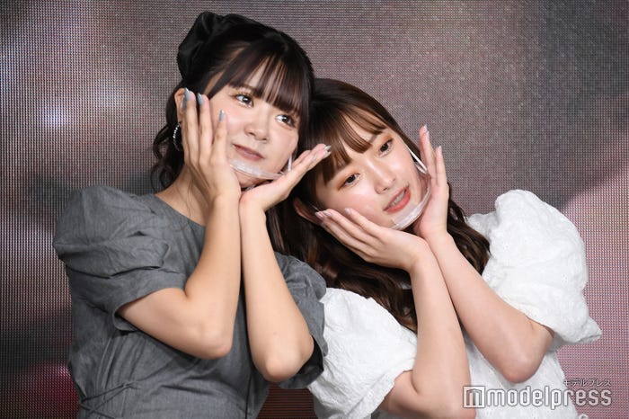 小顔ポーズを実践する高梨優佳、夢咲ももな (C)モデルプレス