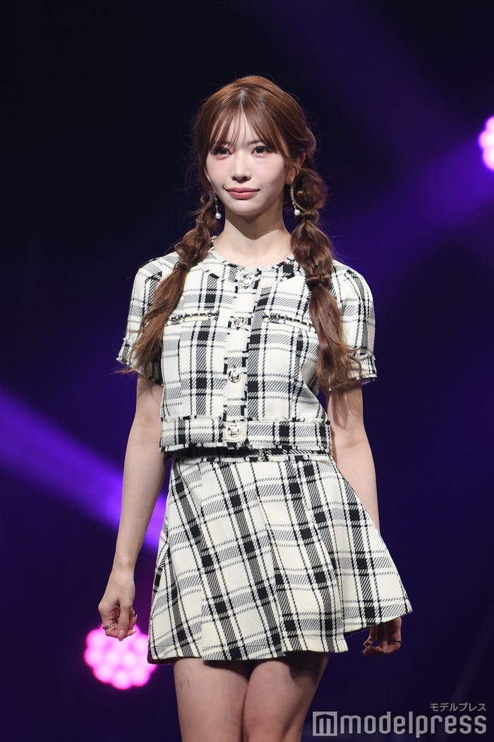 飛鳥「LIP SERVICE」ステージ(C)モデルプレス