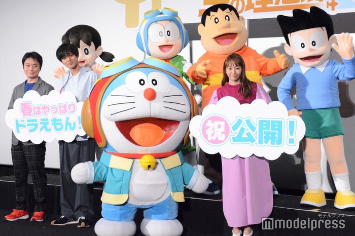 (後列左から)しずか、のび太、ジャイアン、スネ夫(前列左から)堂山卓見監督、永瀬廉、ドラえもん、藤本美貴(C)モデルプレス