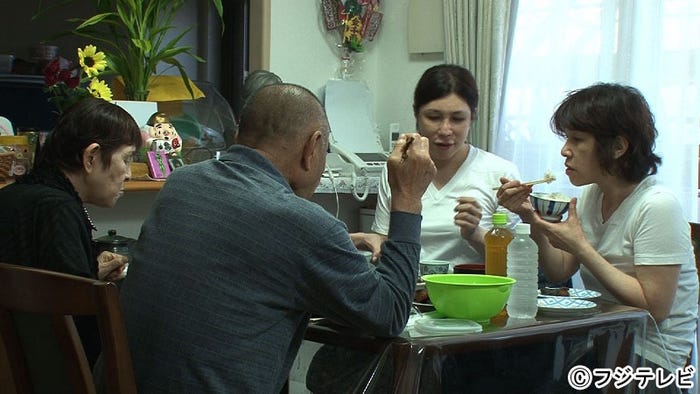 戸惑う家族は…. (C)フジテレビ