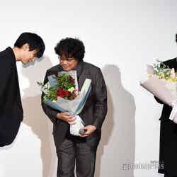 （左から）吉沢亮、ポン・ジュノ監督、ソン・ガンホ （C）モデルプレス