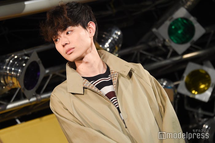 菅田将暉 ド派手な赤髪にイメチェン 先生がグレた シャンクス モデルプレス 菅田将暉 ド派手な赤髪にイメチェン 先生がグレた シャンクス モデルプレス