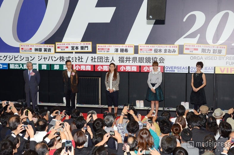 「第25回 日本メガネベストドレッサー賞」受賞者お披露目に登場した（左から）榊原英資、宮本亜門、澤穂希、優木まおみ、剛力彩芽