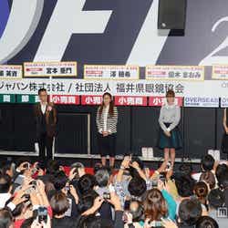 「第25回 日本メガネベストドレッサー賞」受賞者お披露目に登場した(左から)榊原英資、宮本亜門、澤穂希、優木まおみ、剛力彩芽