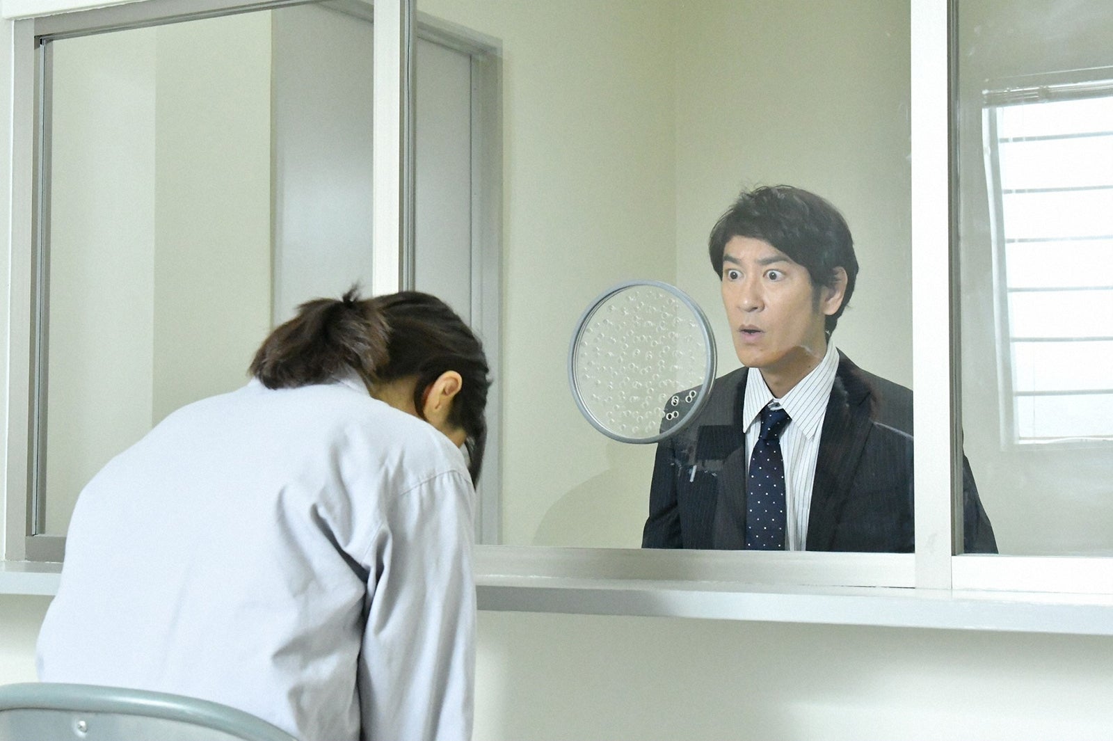 田中直樹（右）／「砂の塔～知りすぎた隣人」第9話より（C）TBS