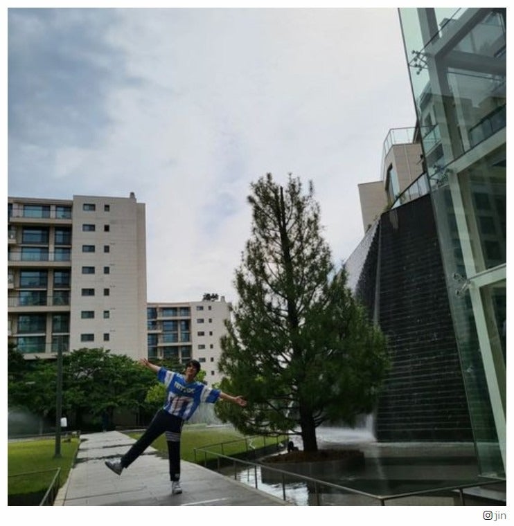 BTS・JIN、ギプスの取れた左手披露 近影に「元気そうで嬉しい」の声