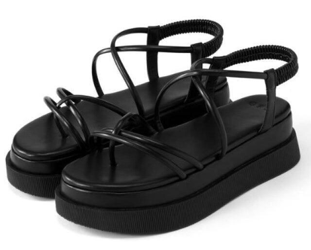 GRL　ブラック×ピンク　スタイルアップコーデ　甘辛MIX　asuka　イラスト　厚底ナローストラップレザーサンダル