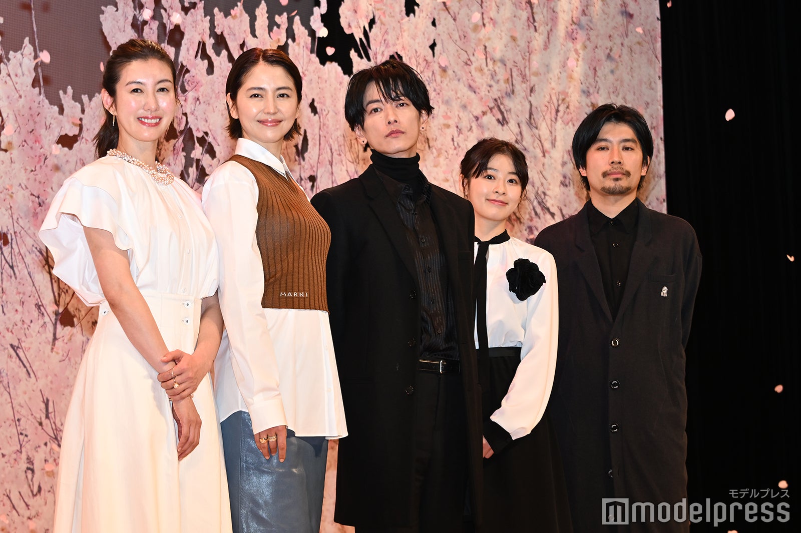 （左から）ともさかりえ、長澤まさみ、佐藤健、森七菜、山田智和監督（C）モデルプレス
