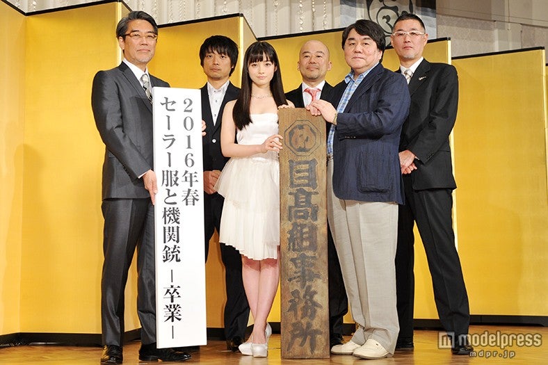 （後列左より）前田弘二監督、高田亮、菊地剛（前列左より）井上伸一郎、橋本環奈、赤川次郎