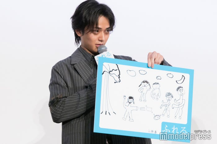 “ふれる”の絵を得意げに披露した永瀬廉(C)モデルプレス