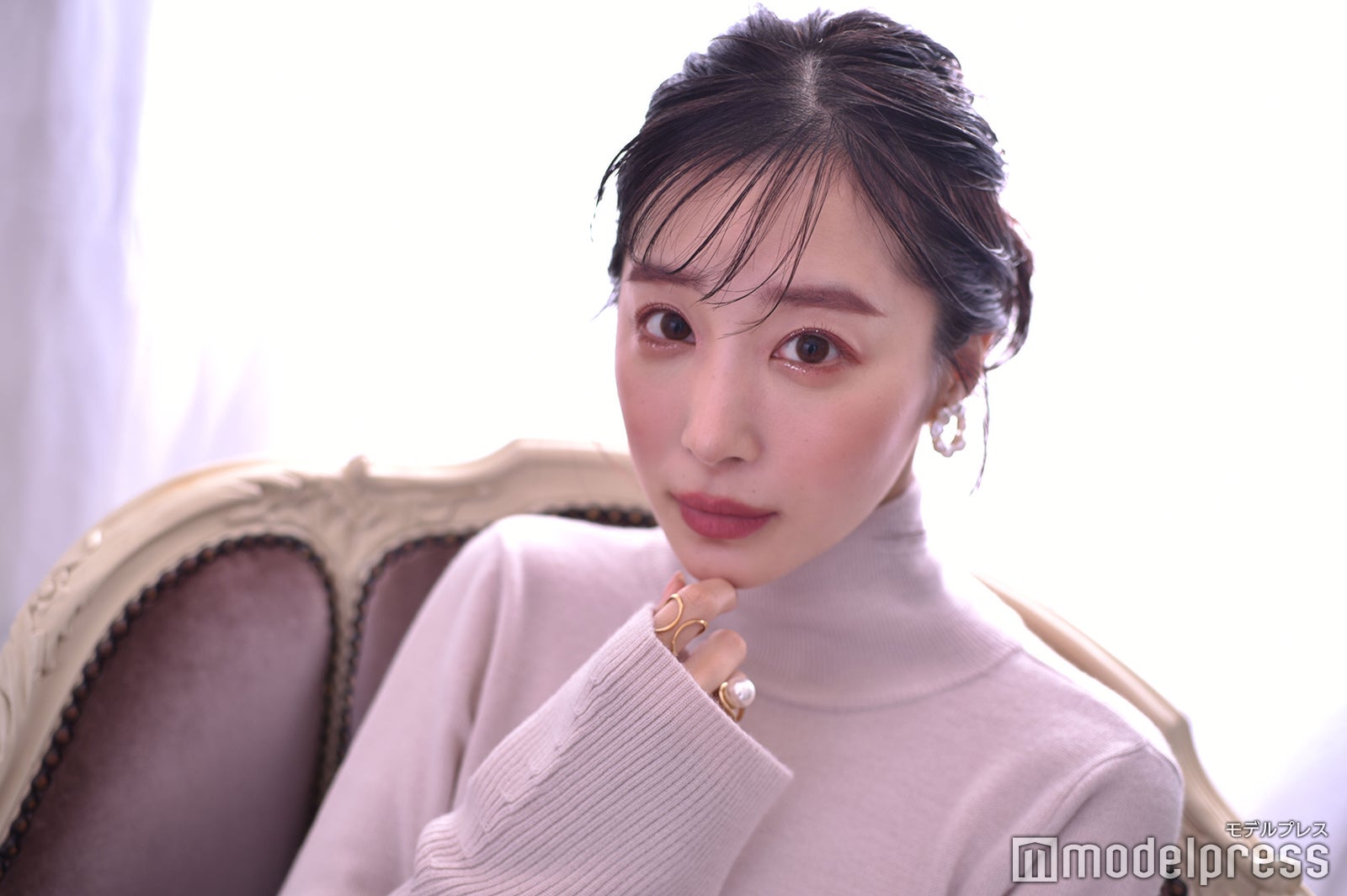 「バチェラー4」休井美郷、夫とのウェディングフォト公開 膝上ドレス姿で密着「映画のワンシーンみたい」「身長差にキュン」