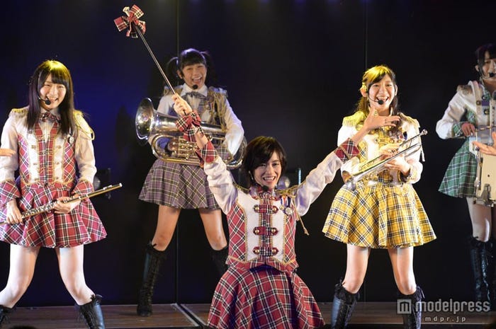 ライブの様子(C)AKS