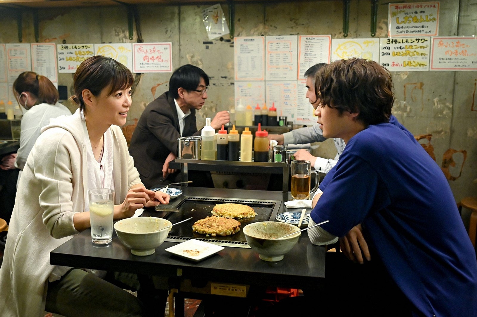 上野樹里、磯村勇斗／「持続可能な恋ですか？～父と娘の結婚行進曲～」第2話より（C）TBS