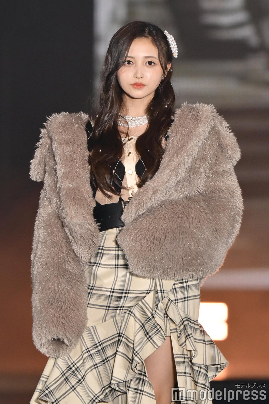 乃木坂46井上和、スリットから脚チラリ ファーコート着こなす