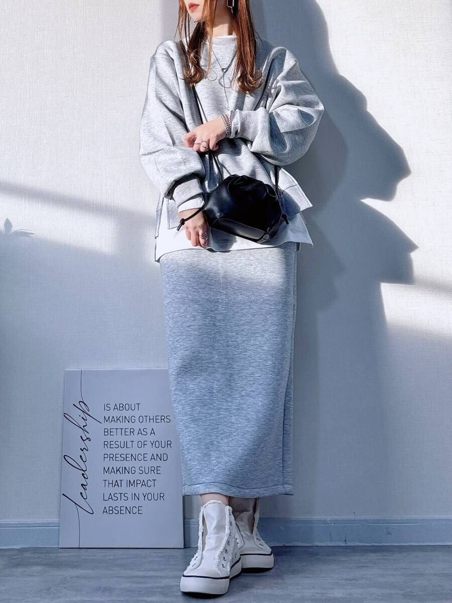 GUパフスウェットセットアップと白Tシャツレイヤードコーデ