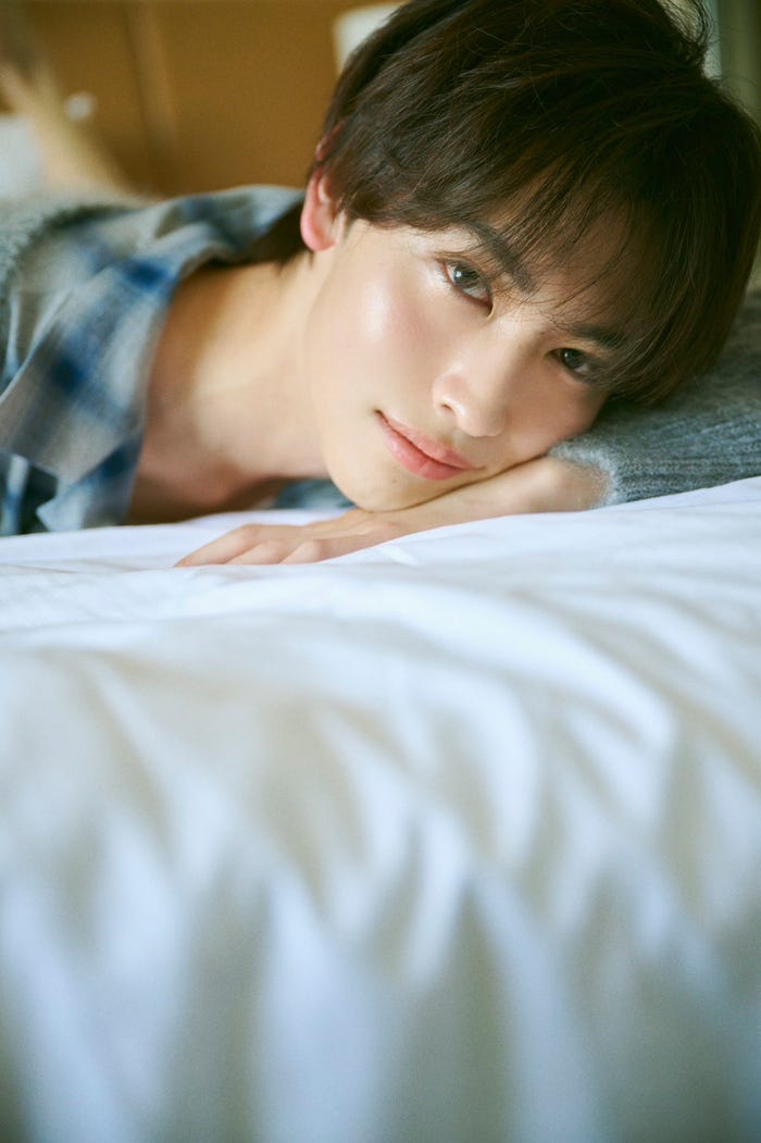 「増子敦貴カレンダー2026.04-2027.03」(1月30日発売・B5正寸・12ヶ月卓上)(C)KADOKAWA/撮影:熊木優