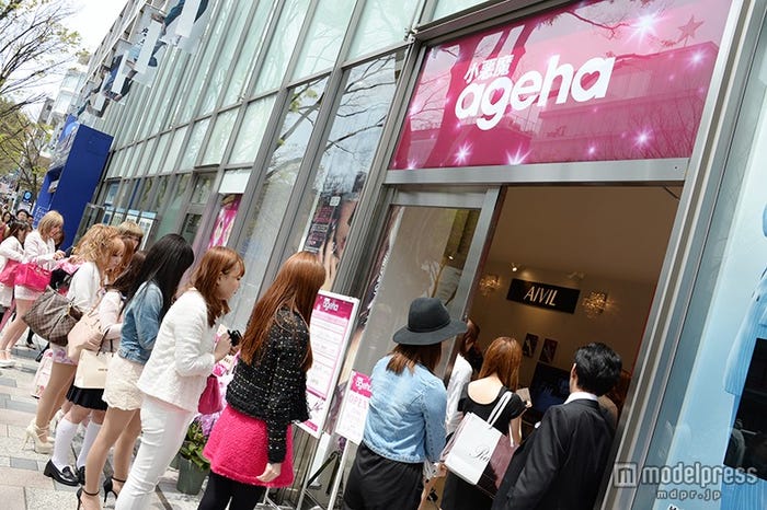 「小悪魔ageha」ショップには復刊を待ちわびた読者が列を作った