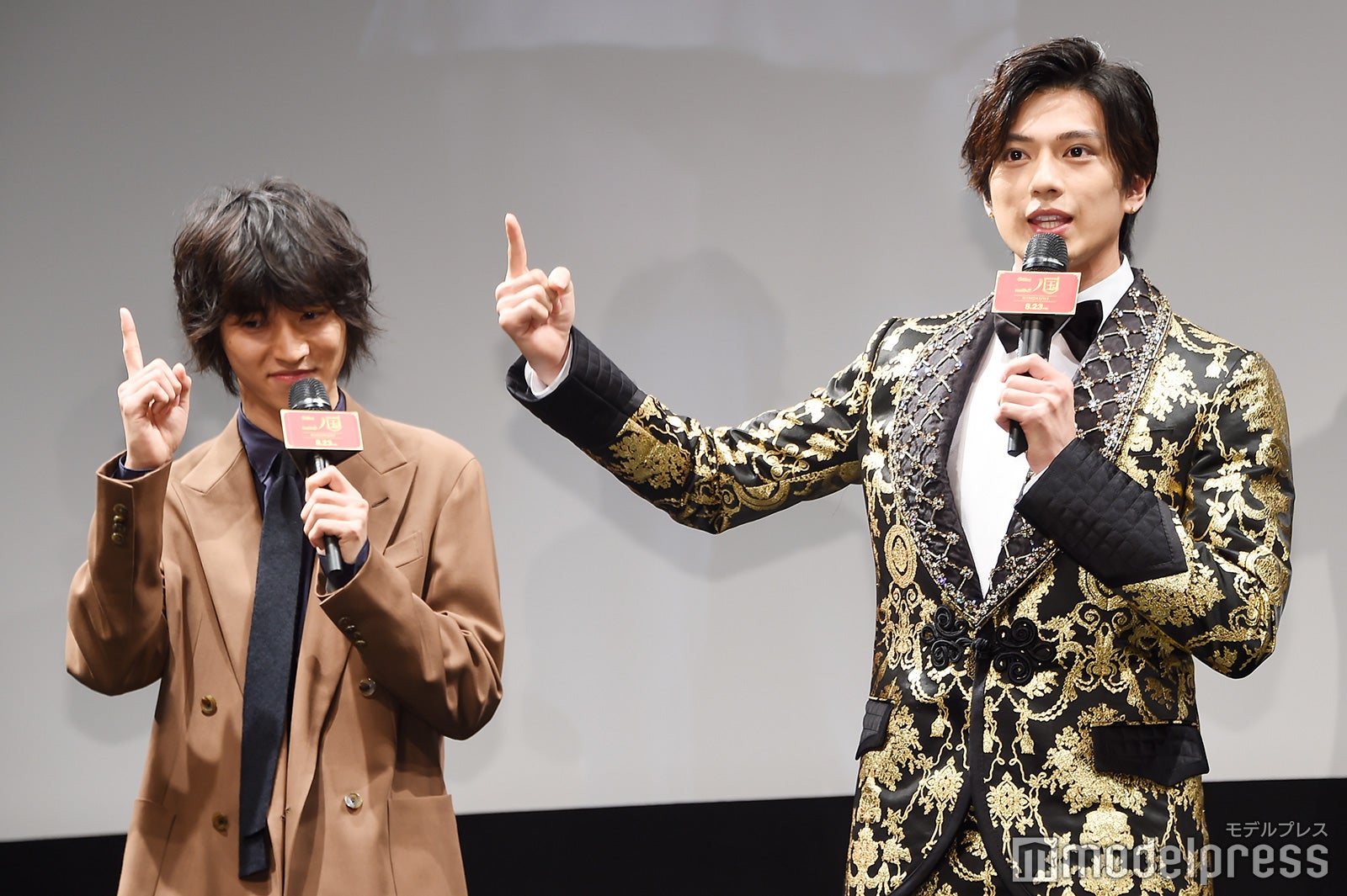 新田真剣佑（右）、山崎賢人（左）のアフレコの様子を再現 （C）モデルプレス