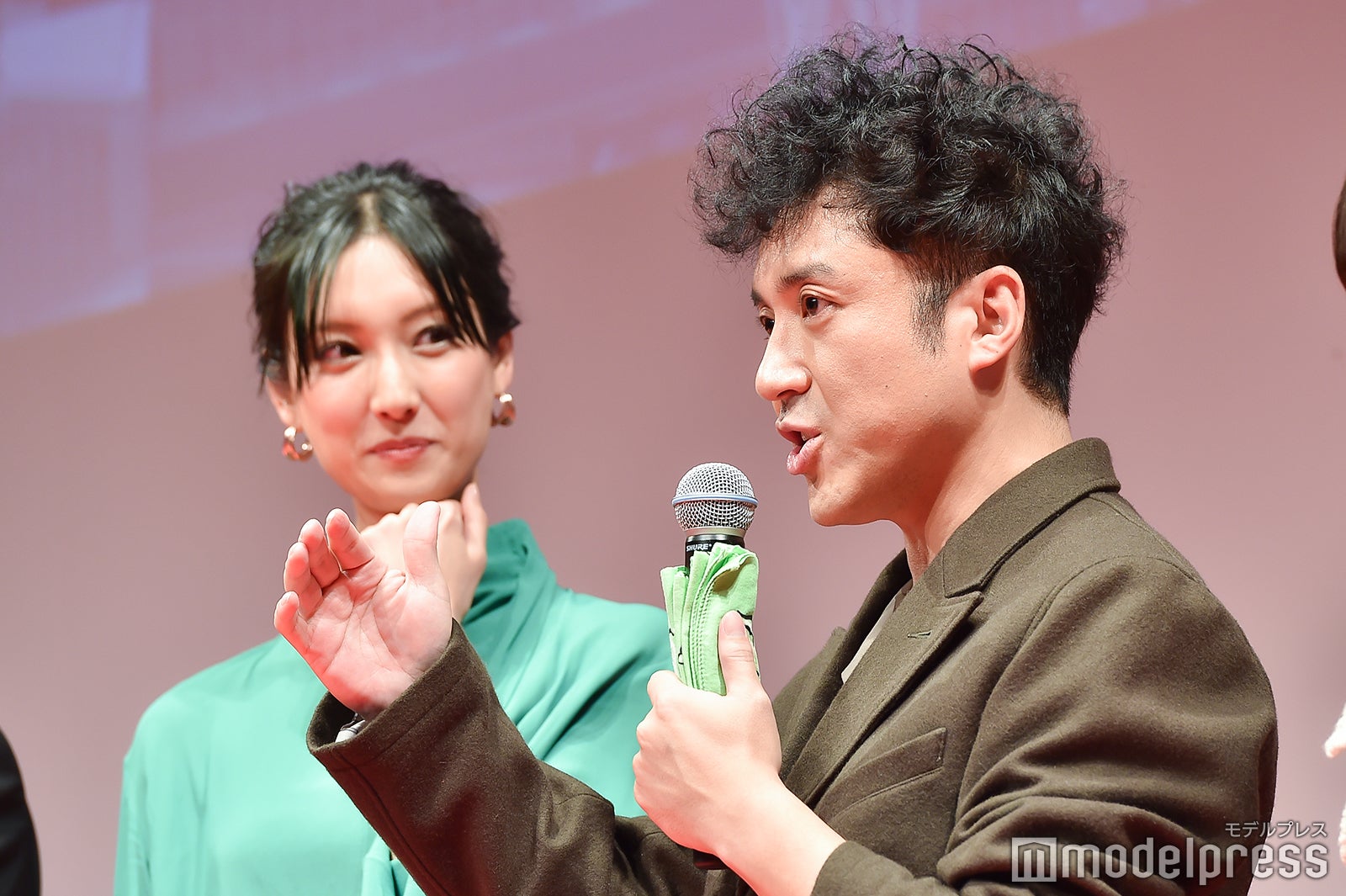 自らの歌唱シーンを熱弁するムロツヨシ （C）モデルプレス