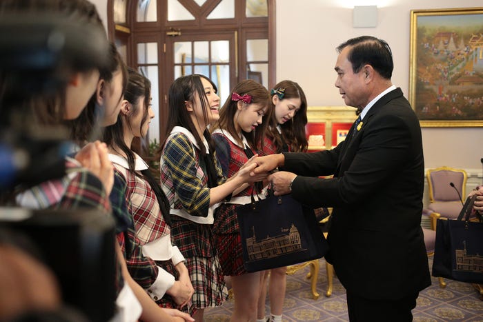 AKB48、プラユット・チャンオチャ⾸相(C)AKS