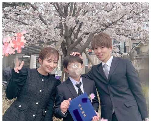 杉浦太陽&辻希美夫妻、長男の卒業式に参列 桜の下での“親子3ショット”公開