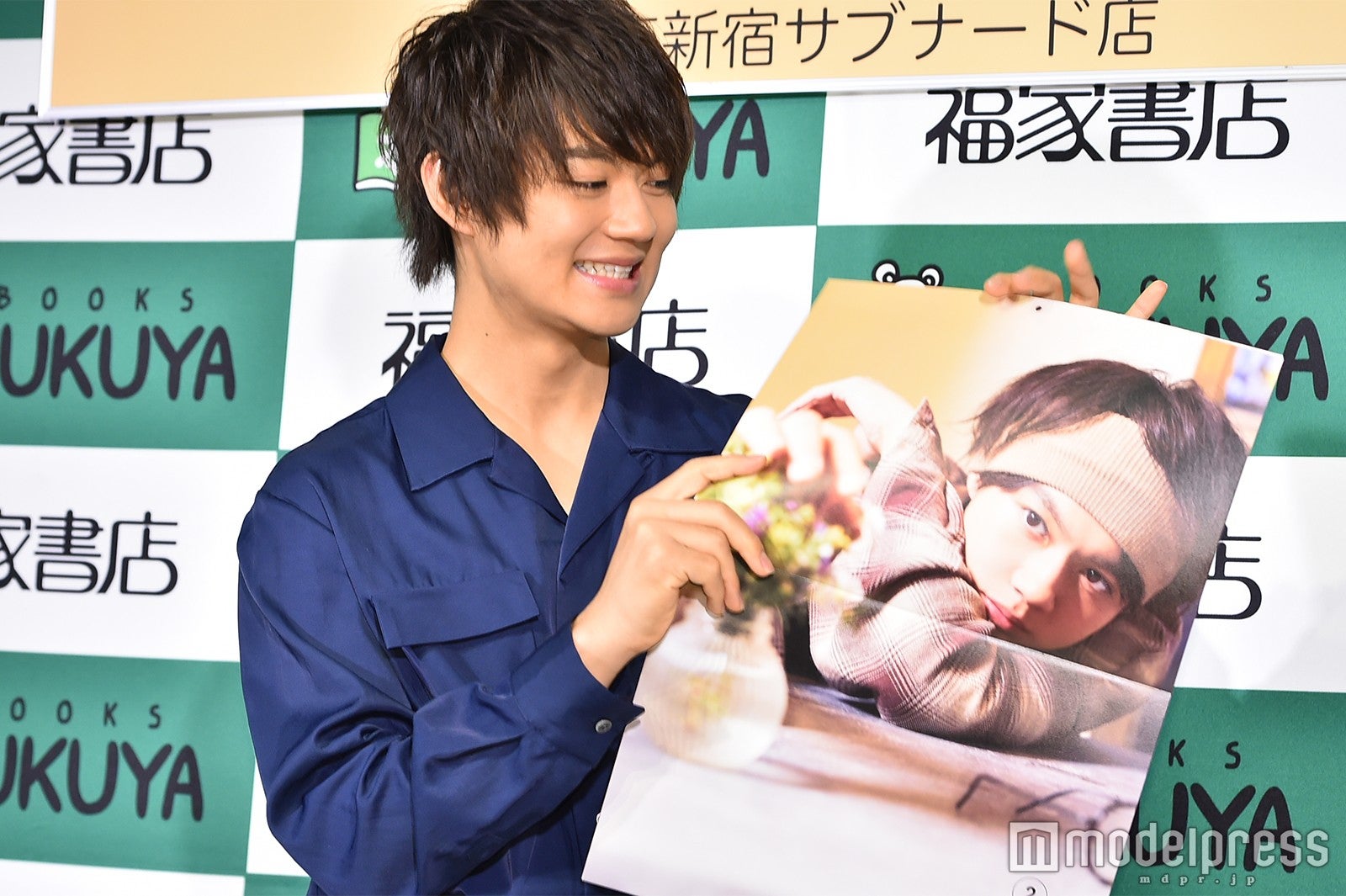 照れつつ急いで直す佐野勇斗（C）モデルプレス