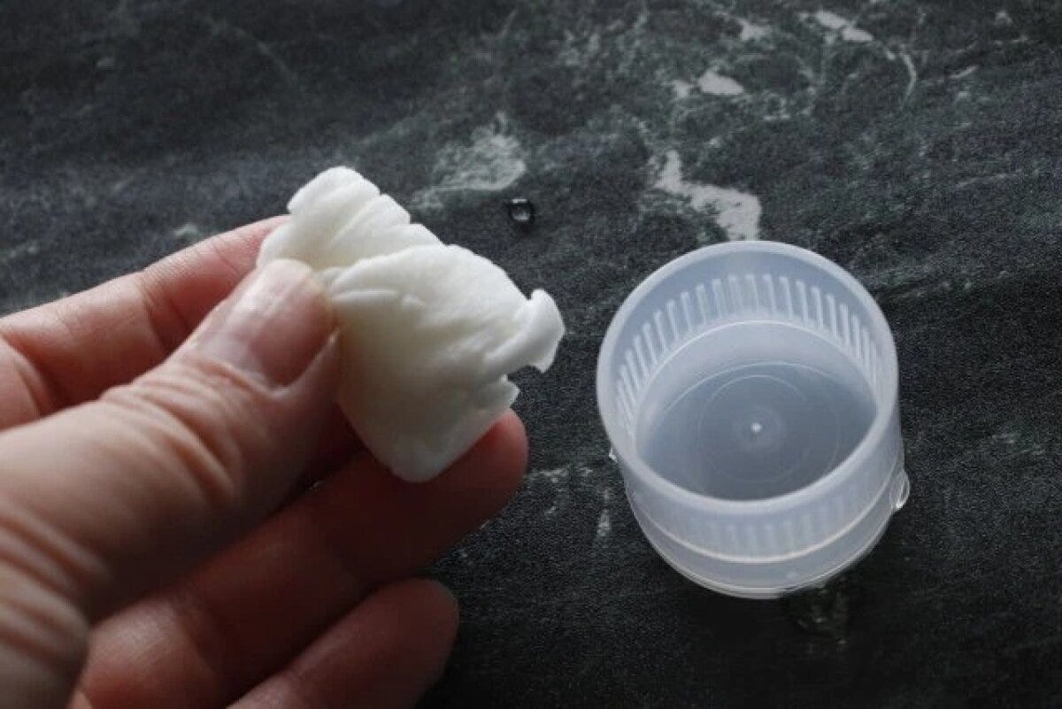 ダイソー 持ち運べる圧縮タオルキャップ(2個) ペットボトル 使用例 ダイソー 持ち運べる圧縮タオルキャップ(2個) ペットボトル 使用例