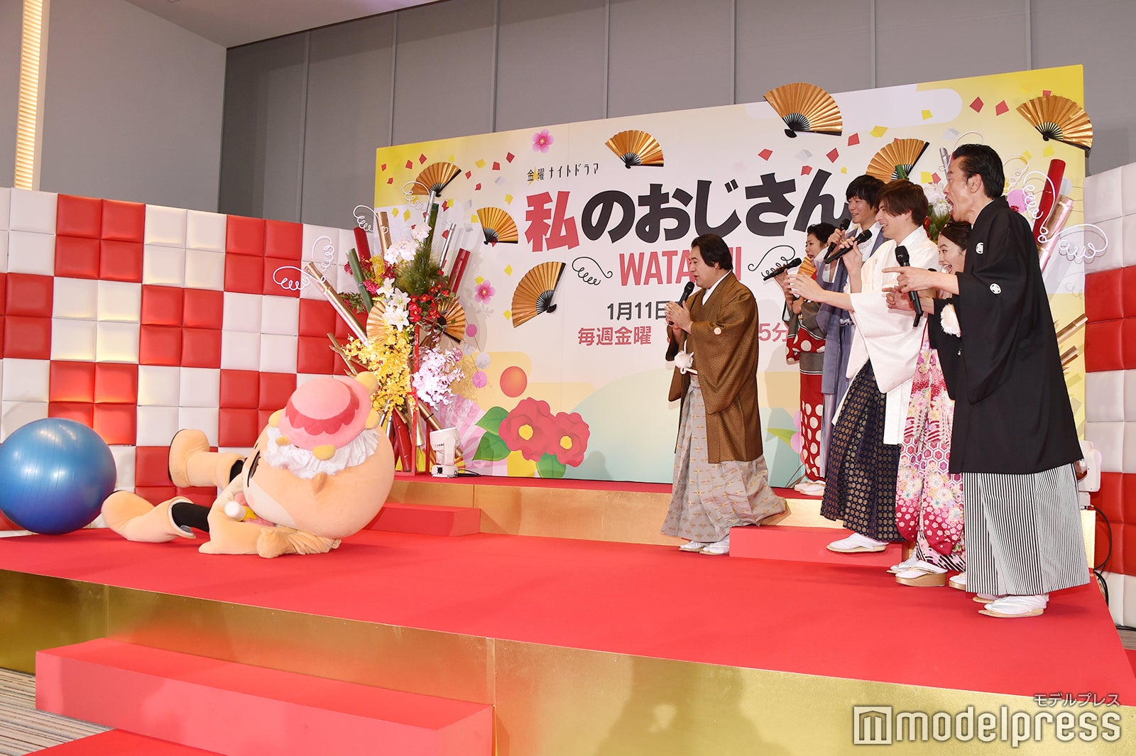 ちぃたんの玉乗りを見守る皆さん （C）モデルプレス