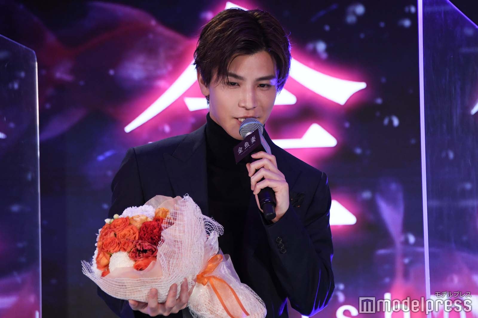 篠原涼子に花束を渡す岩田剛典 （C）モデルプレス