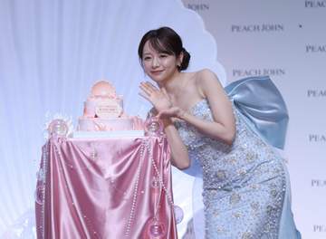 森香澄が巨大リボンのマーメイドドレスで登場 「プリンセスになったかのような」笑顔はじける