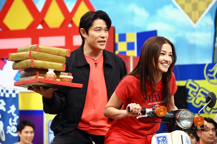 鈴木亮平、黒木メイサ(C)TBS