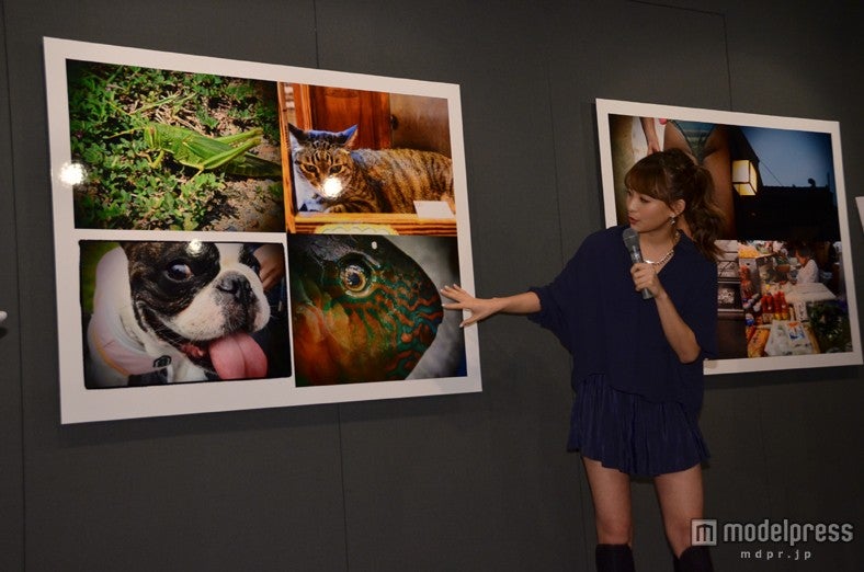 自身の作品を熱心に説明する舞川あいく