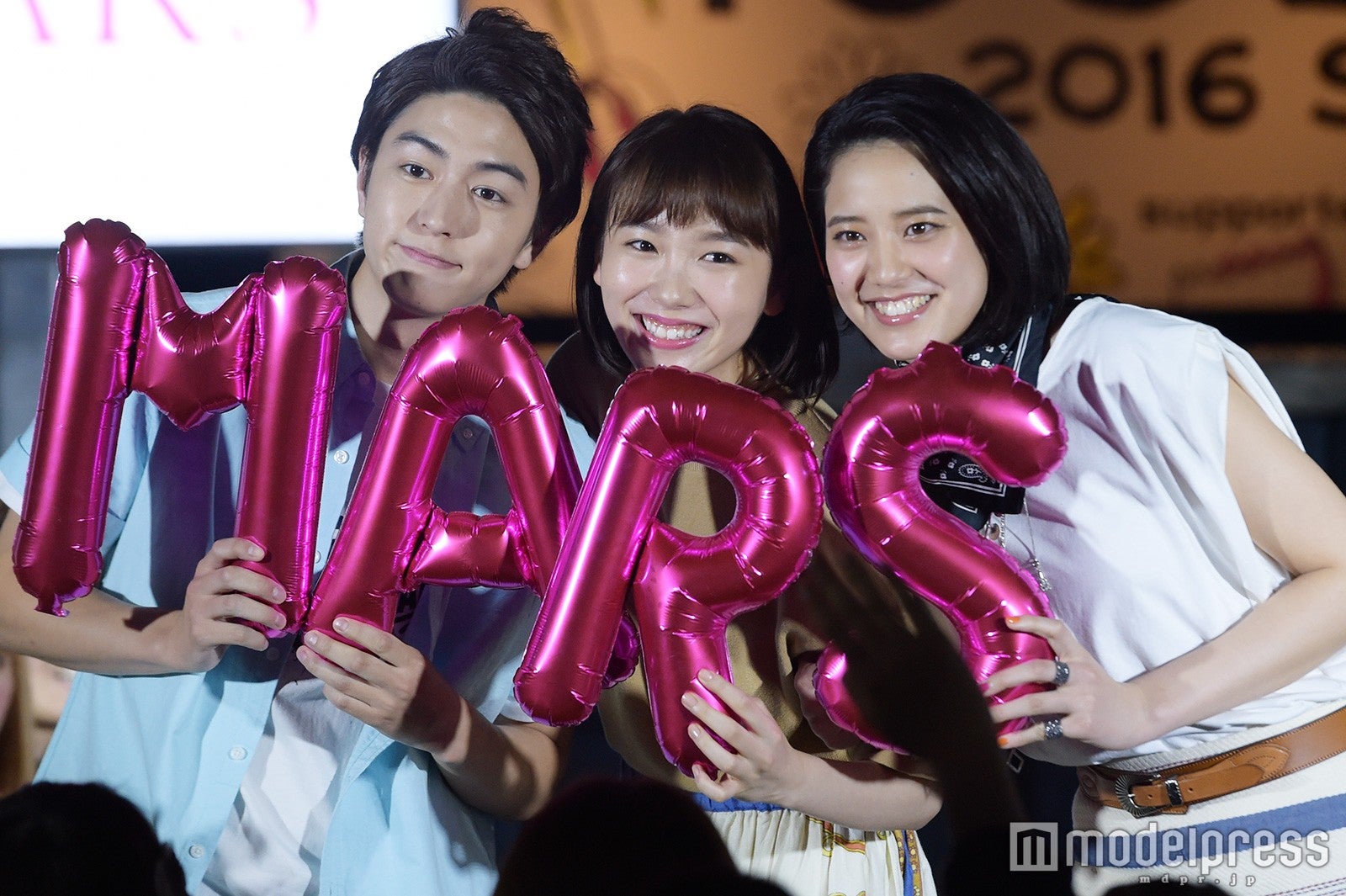 飯豊まりえ＆山崎紘菜、稲葉友と現場で“イチャイチャ”？「なぜか2人の間に…」