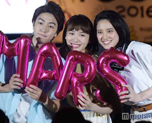 飯豊まりえ&山崎紘菜、稲葉友と現場で“イチャイチャ”?「なぜか2人の間に…」