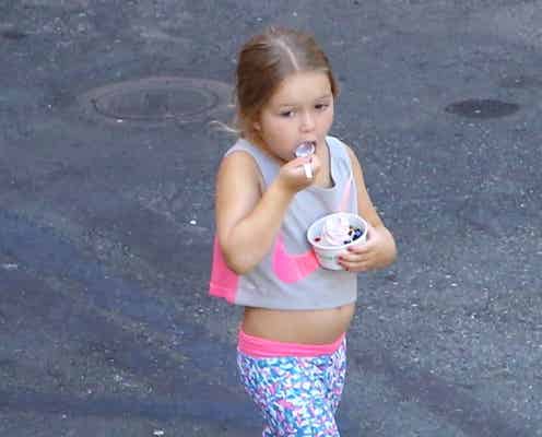 ハーパー・ベッカムちゃん、ジムウェアからお腹見せ