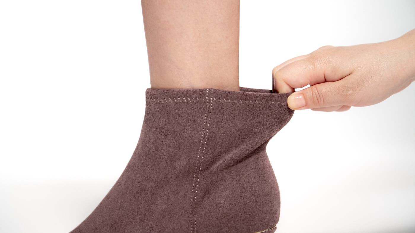 伸縮性があり、足にフィット