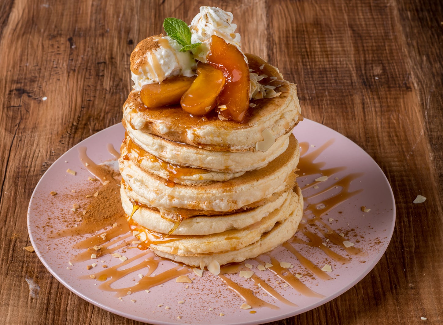 焼きリンゴと自家製キャラメルのパンケーキ／8枚 1090円／画像提供：サンパーク