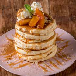 焼きリンゴと自家製キャラメルのパンケーキ/8枚 1090円/画像提供:サンパーク