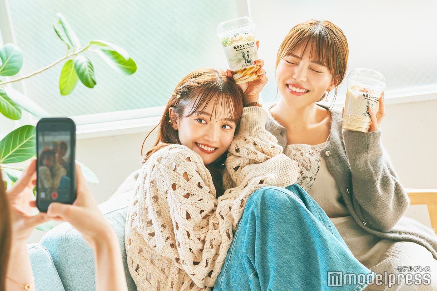 (左から)田久保夏鈴、新田さちか(C)モデルプレス