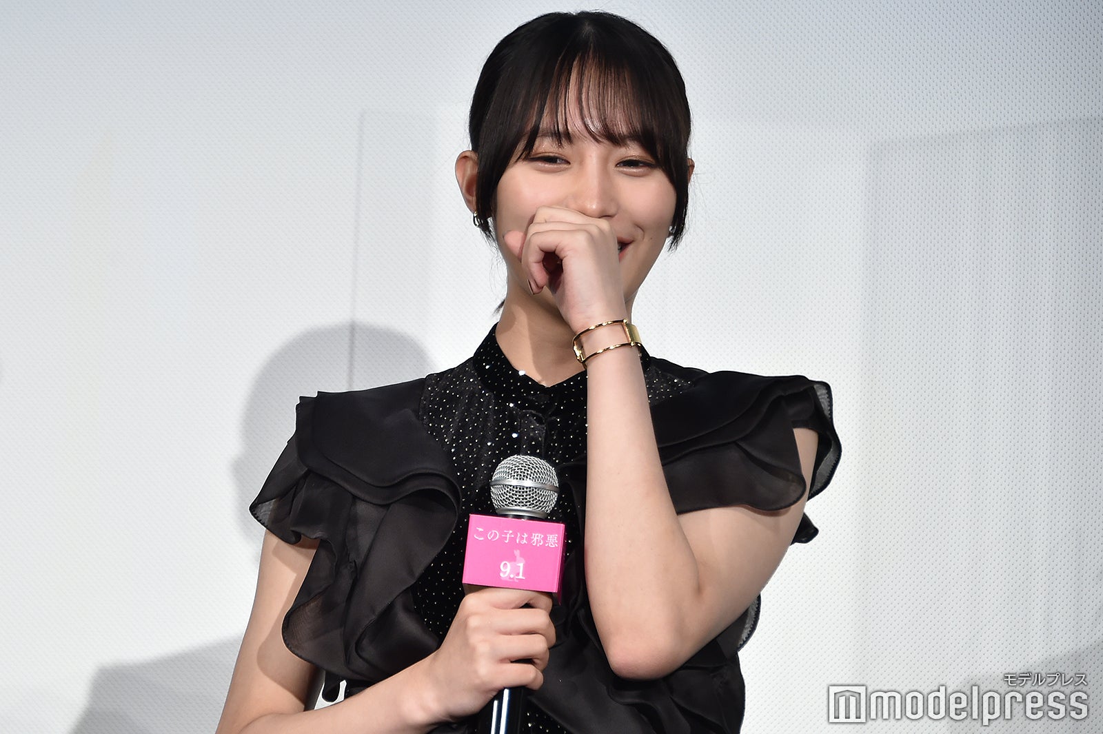 大西流星の目薬トークに笑う南沙良（C）モデルプレス