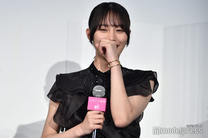 大西流星の目薬トークに笑う南沙良(C)モデルプレス